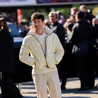 Aktor Inggris Barry Koeghan memilih tren white-on-white dengan tampilan yang urban. (Foto: Dave Benett/Getty Images for Burberry)