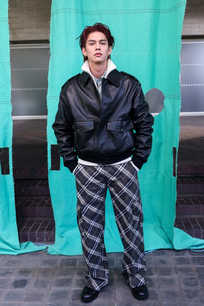 Kombinasi jaket bikers dan celana cargo motif kotak khas Burbbery menjadi andalan aktor Thailand Bright (Foto: Dave Benett/Getty Images for Burberry)