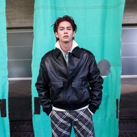 Kombinasi jaket bikers dan celana cargo motif kotak khas Burbbery menjadi andalan aktor Thailand Bright (Foto: Dave Benett/Getty Images for Burberry)