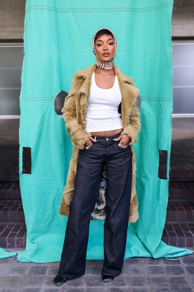 Model Jourdan Dunn merayakan warisan Burberry dengan coat berbulu. Tidak ketinggalan scarf yang dipakai sebagai penutup kepala. (Foto: Dave Benett/Getty Images for Burberry)
