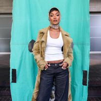 Model Jourdan Dunn merayakan warisan Burberry dengan coat berbulu. Tidak ketinggalan scarf yang dipakai sebagai penutup kepala. (Foto: Dave Benett/Getty Images for Burberry)