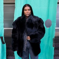 Law Roach, stylist andalan Zendaya, menebar aura glamornya dengan mantel hitam berbahan bulu yang tebal.  (Foto: Dave Benett/Getty Images for Burberry)