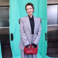 Setelan formal menjadi pilihan Olivia Colman. AKtris pemenang oscar  (Foto: Dave Benett/Getty Images for Burberry)