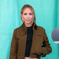 Di luar selebriti dari dunia hiburan dan fashion, hadir pula anggota keluarga Kerajaan. Salah satunya Putri Maria Olympia dari Yunani yang menukar gaun malamnya dengan padanan jaket dan rok mini. (Foto: Dave Benett/Getty Images for Burberry)