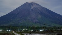 Selain itu, Semeru juga mengalami 15 kali gempa awan panas guguran (APG) amplitudo 2-15 mm selama 37-108 detik.