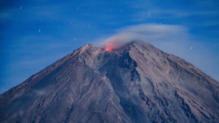 Gunung Semeru Alami 85 Kali Gempa Letusan Asap vulkanis yang keluar dari kawah Gunung Semeru terlihat dari Desa Supiturang, Lumajang, Jawa Timur, Kamis (19/9/2024) dini hari. Bedasarkan data Pusat Vulkanologi Mitigasi Bencana Geologi (PVMBG) pada periode pengamatan Rabu (18/9) pukul 00.00-24.00 WIB Gunung Semeru mengalami aktivitas vulkanik dengan 85 kali gempa letusan atau erupsi amplitudo 10-22 mm selama 55-78 detik dan 15 kali gempa awan panas guguran (APG) amplitudo 2-15 mm selama 37-108 detik. ANTARA FOTO/Irfan Sumanjaya/tom.