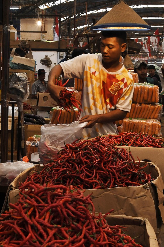 Pedagang memilah cabai merah keriting yang dijual di Pasar Induk, Kramat Jati, Jakarta Timur, Rabu (18/9/2024). Menurut data Badan Pangan Nasional (Bapanas) harga komoditas cabai merah kriting turun sebesar 1,69 persen menjadi Rp34.300 per kilogram dari harga sebelumnya Rp34 889 per kilogram, hal tersebut dikarenakan adanya panen raya dan stok di pasar melimpah.
