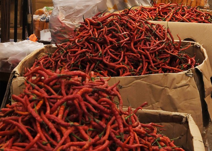 Pedagang memindahkan cabai merah keriting ke plastik di Pasar Induk, Kramat Jati, Jakarta Timur, Rabu (18/9/2024). Menurut data Badan Pangan Nasional (Bapanas) harga komoditas cabai merah kriting turun sebesar 1,69 persen menjadi Rp34.300 per kilogram dari harga sebelumnya Rp34 889 per kilogram, hal tersebut dikarenakan adanya panen raya dan stok di pasar melimpah. ANTARA FOTO/Fakhri Hermansyah/Spt.