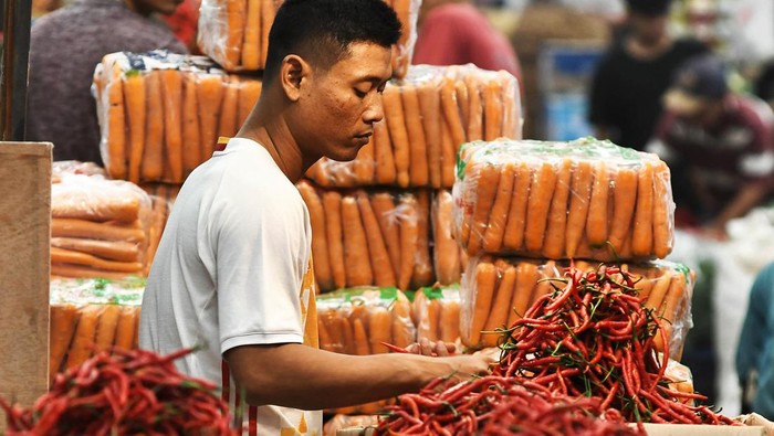 Harga Cabai Merah Keriting di Pasar Kramat Jati Turun Pedagang memilah cabai merah keriting yang dijual di Pasar Induk, Kramat Jati, Jakarta Timur, Rabu (18/9/2024). Menurut data Badan Pangan Nasional (Bapanas) harga komoditas cabai merah kriting turun sebesar 1,69 persen menjadi Rp34.300 per kilogram dari harga sebelumnya Rp34 889 per kilogram, hal tersebut dikarenakan adanya panen raya dan stok di pasar melimpah.