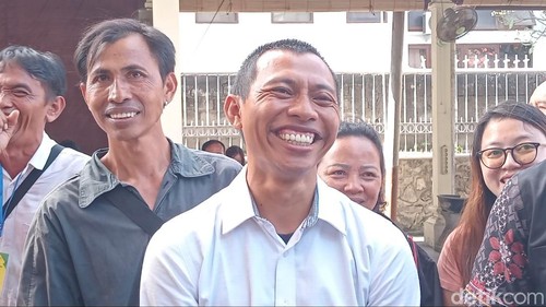 I Nyoman Sukena, terdakwa kasus pemeliharan landak jawa, tersenyum sumringah seusai divonis bebas oleh majelis hakim dalam persidangan di PN Denpasar, Kamis (19/9/2024). (Aryo Mahendro/detikBali)