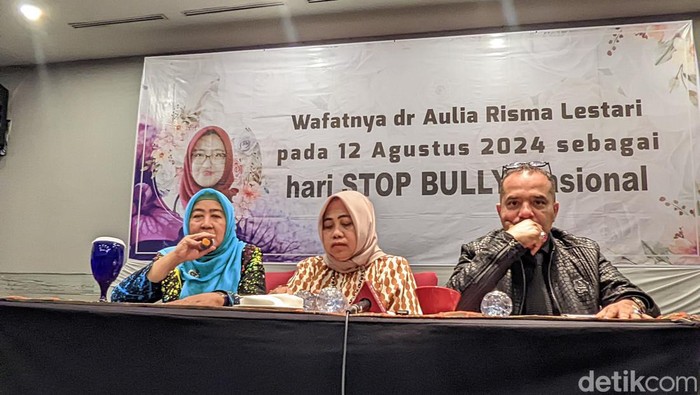 Ibu dr Aulia, Nuzmatun Malinah menyediakan keterangan terhadap wartawan di Semarang, Rabu (18/9/2024) malam.