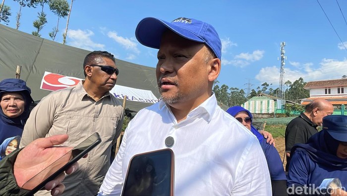 Ilham Habibie di Lokasi Gempa Bandung