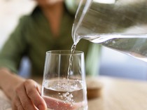 Benarkah Minum Air Putih Sebelum Tidur Merusak Ginjal?