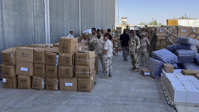 Iraqi soldiers prepare shipment of emergency medical aid to be send to the Lebanese health ministry, a day after several were killed and thousands were injured when pagers used by members of Hezbollah group, at Mohamed Ala'a airforce base, Baghdad, Iraq, Wednesday, Sept. 18, 2024. (AP Photo/Ali Abdul Hassan)