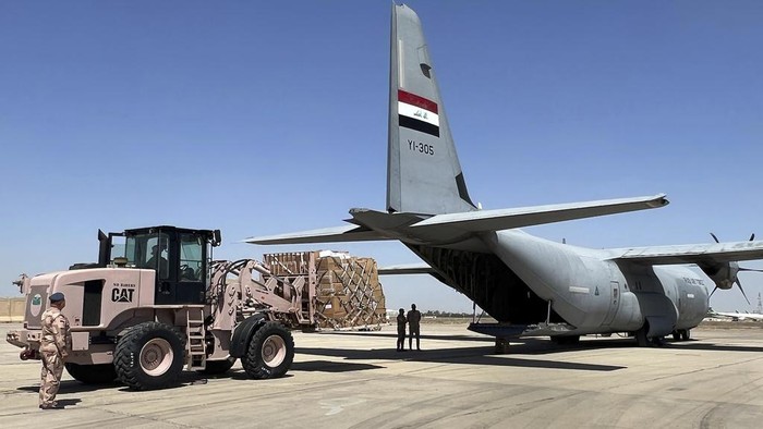 Irak Kirim 15 Ton Bantuan untuk Korban Ledakan Pager di Lebanon Iraqi soldiers prepare shipment of emergency medical aid to be send to the Lebanese health ministry, a day after several were killed and thousands were injured when pagers used by members of Hezbollah group, at Mohamed Ala'a airforce base, Baghdad, Iraq, Wednesday, Sept. 18, 2024. (AP Photo/Ali Abdul Hassan)