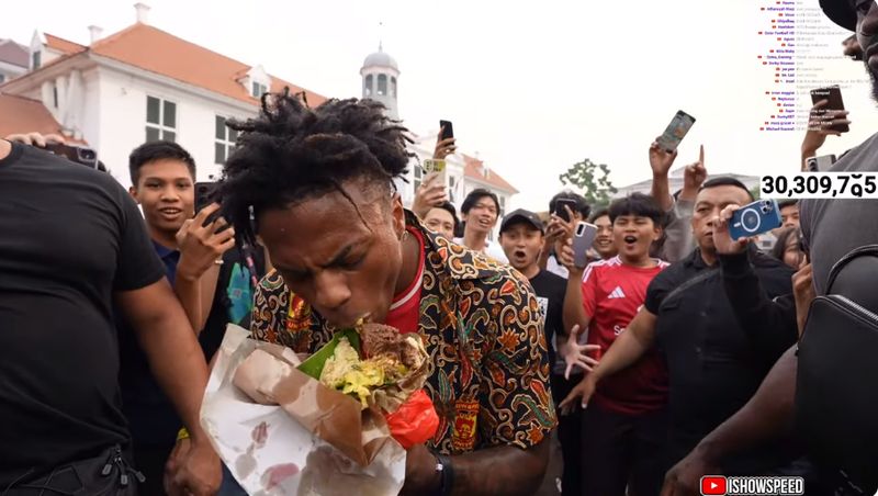 Heboh! IShowSpeed Dapat Hadiah Nasi Padang dari Penggemarnya