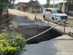 Jalan Cor Antar Kecamatan di Mojokerto Mendadak Amblas, Ini Pemicunya