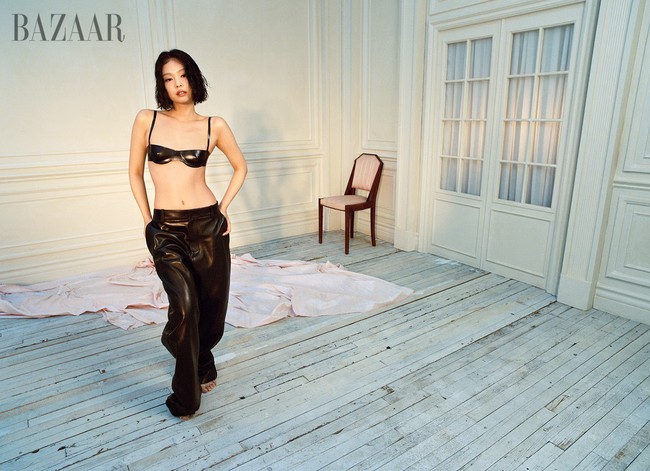 Jennie BLACKPINK juga tampil badass dengan translucent bra dari Courrèges dan celana hitam serasi dari Bottega Veneta. Foto: dok. Harpers Bazaar US