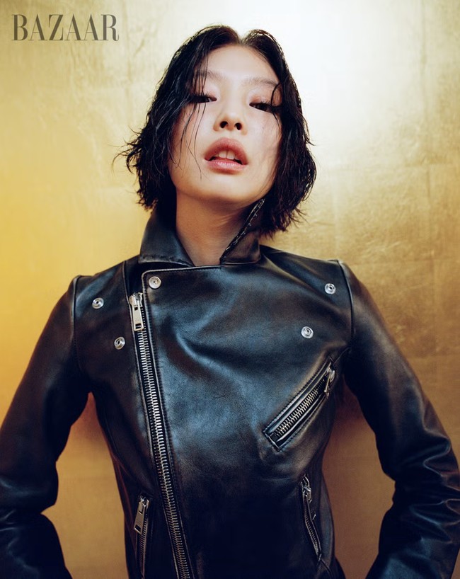 Jennie BLACKPINK tampil dengan potongan rambut bob untuk pertama kalinya sejak debut. Personel grup KPop BLACKPINK itu menampilkan sisi boyish dalam balutan leather jacket Prada. Foto: dok. Harpers Bazaar US
