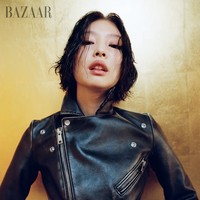 Jennie BLACKPINK tampil dengan potongan rambut bob untuk pertama kalinya sejak debut. Personel grup KPop BLACKPINK itu menampilkan sisi boyish dalam balutan leather jacket Prada. Foto: dok. Harpers Bazaar US