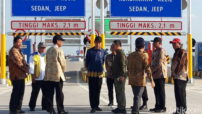 Presiden RI Joko Widodo, meresmikan jalan tol Solo-Jogja seksi I ruas Kartasura-Klaten di Gerbang Tol Banyudono, Boyolali, Kamis (19/9/2024).