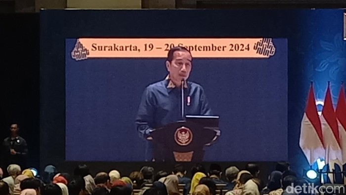 Presiden Joko Widodo (Jokowi), saat menghadiri Kongres Ikatan Sarjana Ekonomi Indonesia (ISEI) di Hotel Alila, Kecamatan Laweyan, Kota Solo, kamis (19/9/2024)