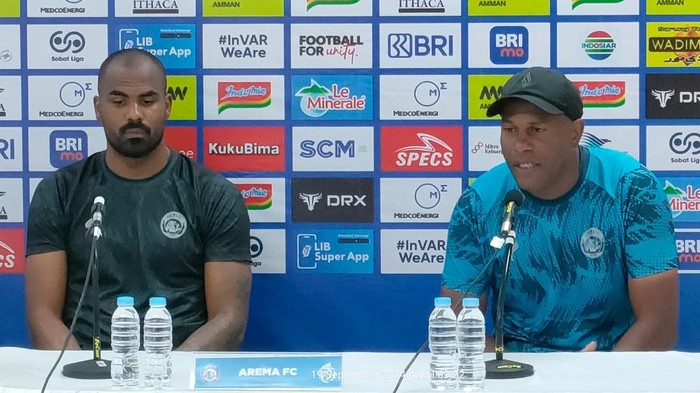 Jump pers Arema FC jelang lawan PSS Sleman di Stadion Manahan, Solo, Kamis (19/9/2024).