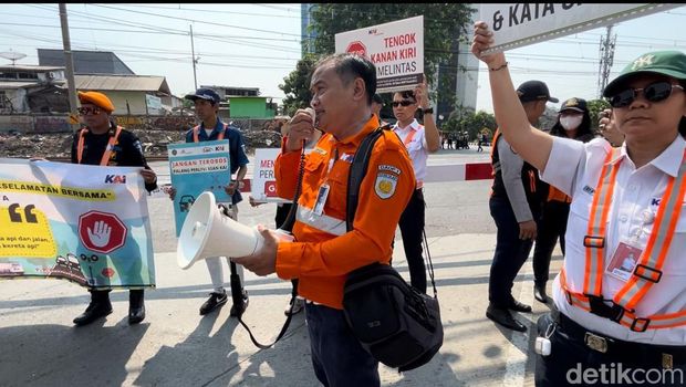 KAI gandeng Korlantas sosialisasi bahaya di lintasan sebidang. (Rifka Amalia/detikcom)