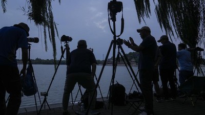 Kala Fotografer China Berburu Momen Supermoon