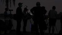 Fenomena alam ini menarik perhatian para penggemar fotografi untuk mengabadikan momen tersebut dengan kamera.