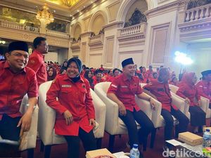 Eri Tampak Mesra dengan Risma Saat Hadiri Rakercabsus PDIP di Surabaya