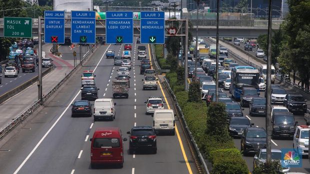 Kendaraan melintasi ruas Tol Dalam Kota (Dalkot) di Jakarta, Kamis (19/9/2024). PT Jasamarga Metropolitan Tollroad sebagai pengelola Jalan Tol Dalam Kota dan Sedyatmo akan menaikkan tarif dan berlaku mulai pada Minggu (22/9) mendatang. (CNBC Indonesia/Faisal Rahman)