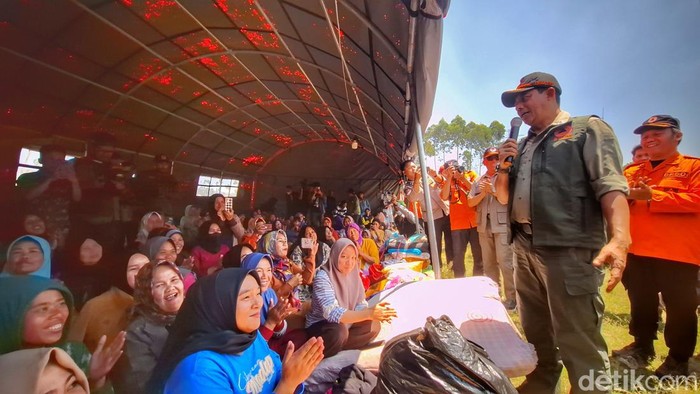 Kepala BNPB, Letjen TNI Suharyanto saat melihat pengungsi di Lapangan, Desa Cibeureum, Kecamatan Kertasari, Kabupaten Bandung.