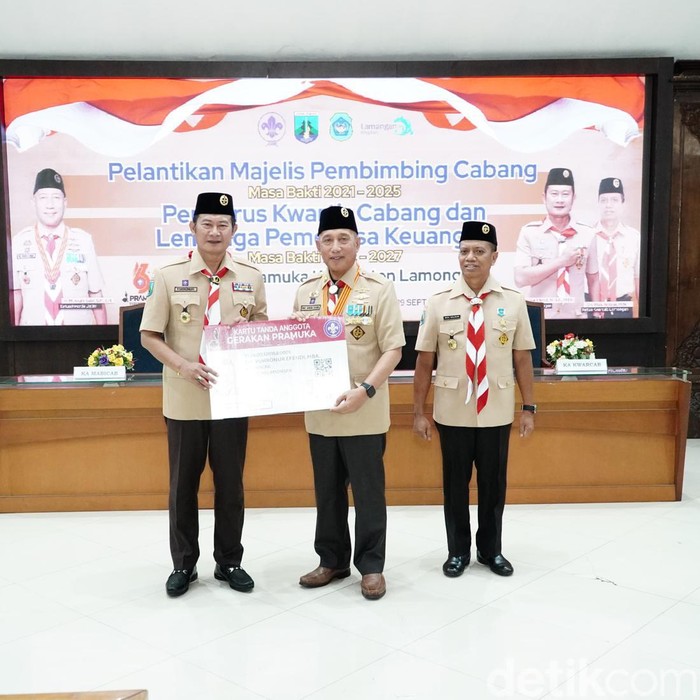 Ketua Kwarda Jatim) Arum Sabil dan Bupati Lamongan Yuhronur Efendi dilantik menjadi Ketua Majelis Pembimbing Cabang (Kamabicab) Gerakan Pramuka Lamongan