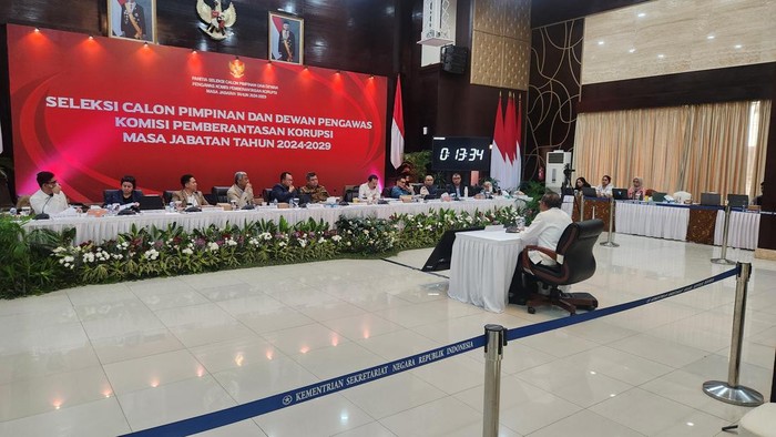 Ketua Pengadilan Tinggi Banjarmasin, Kalimantan Selatan, Gusrizal, yang juga mertua dari stand up comedian Kiky Saputri menjalani tes calon dewas (cadewas) KPK