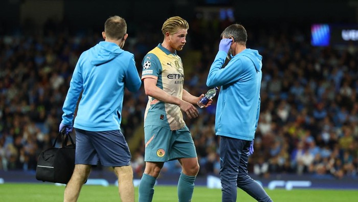 Soccer Football - Champions League - Manchester City v Inter Milan - Etihad Stadium, Manchester, Britain - September 18, 2024 Manchester Citys Kevin De Bruyne with medical staff after sustaining an injury REUTERS/Molly Darlington