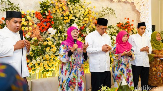 Khofifah mengawali pernikahan puteranya dengan pembagian santunan untuk anak yatim dan dhuafa.