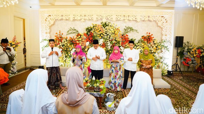 Khofifah mengawali pernikahan puteranya dengan pembagian santunan untuk anak yatim dan dhuafa.