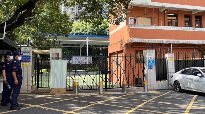 Kondisi Sekolah Jepang di China Usai Pelajar Tewas Ditikam A woman lays a bouquet of flowers outside Shenzhen Japanese School, following the death of a 10-year-old child after being stabbed by an assailant on the way to the school, in Shenzhen, Guangdong province, China September 19, 2024. REUTERS/David Kirton