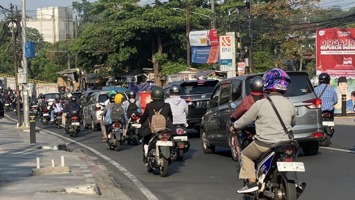 Lalin di Jalan Akses UI Depok Macet Pagi Ini