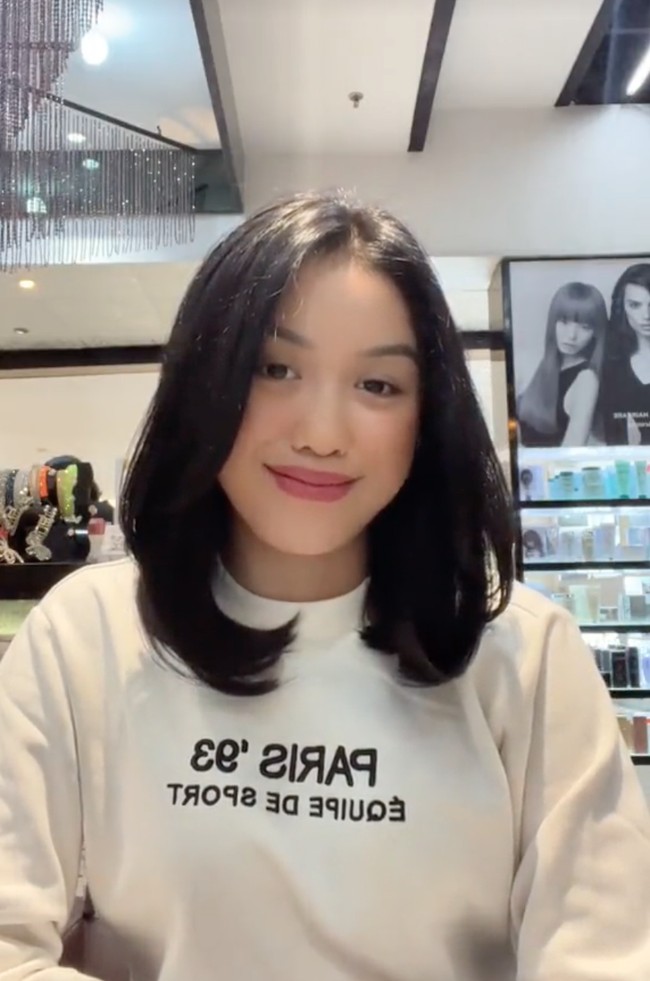 Membalas pernyataan Lolly, saat itu Nikita mengatakan jika perilaku mengekangnya itu memang untuk menjaga sang anak. Beberapa waktu lalu Nikita sendiri diketahui melaporkan kekasih Lolly, Vadel Badjideh ke polisi. Vadel dilaporkan atas dugaan persetubuhan dan aborsi. Foto: TikTok/@l_1auraa