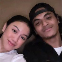 Nikita menuding jika putrinya itu pernah hamil dan menggugurkan kandungannya. Namun pernyataan tersebut telah dibantah langsung oleh Lolly. Melalui Instagram Story miliknya Lolly mengungkapkan alasan mengapa hasil test pack miliknya saat itu bisa garis dua. Ia mengaku karena tengah mengonsumsi obat hormon untuk melancarkan siklus datang bulannya. Foto: TikTok/@l_1auraa