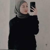 Lahir pada tahun 2007, saat ini Lolly diketahui berusia 17 tahun. Belakangan Lolly juga tampak mengubah penampilannya dengan mengenakan hijab. Foto: TikTok/@l_1auraa