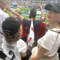 Januari 2024: Pengakuan Publik LaurynLauryn secara terbuka mengakui bahwa Walker adalah ayah dari anak keduanya. Dalam sebuah unggahan di media sosial, dia mengecam Walker sebagai seorang narsis patologis dan menegaskan bahwa hubungan mereka lebih dari sekadar one night stand seperti yang diklaim Walker. Pada April, meskipun skandal perselingkuhan ini terus menghantui, Walker dan Annie akhirnya kembali bersatu setelah kelahiran anak keempat mereka. Foto: Instagram