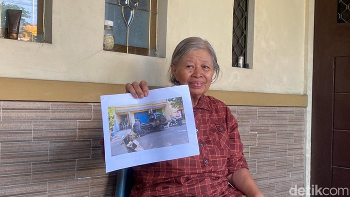 Maria Lucia Setyowati, pemilik kos di Surabaya menunjukkan foto asetnya yang berpindah tangah