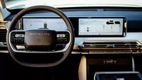 Beralih ke bagian kabin, kesan modern terasa dengan dua layar besar memanjang di area dashboard. Selain itu, jok pengemudi bisa diatur secara elektrik delapan arah serta memiliki fitur ventilasi dan pijat. Foto: Carscoops