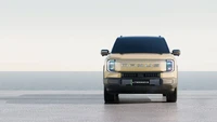 Dari sisi fascia, Maxus eTerron 9 memiliki bahasa desain New Electrified Mecha dengan grille tertutup, dan merek Maxus yang dimensinya sangat besar. Grille tersebut lalu diapit oleh lampu depan vertikal dengan lampu daytime running berbentuk C. Foto: Carscoops