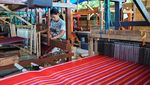 Melihat Pembuatan Kain Tenun Samosir