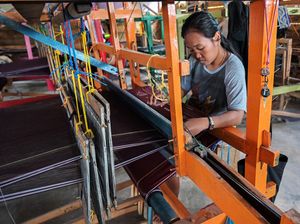 Melihat Pembuatan Kain Tenun Samosir