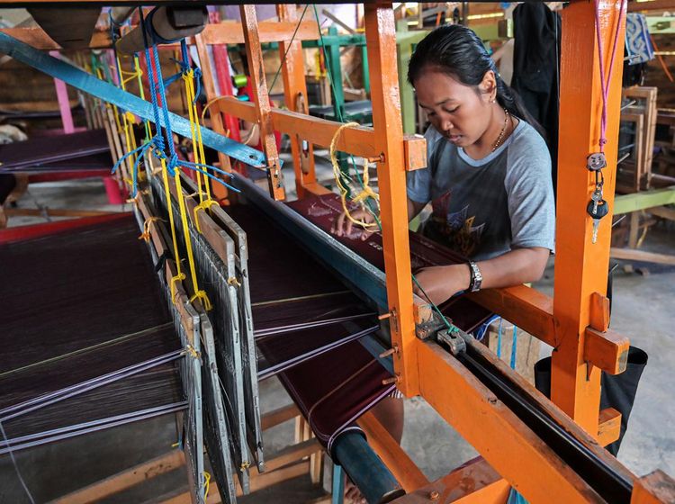 Melihat Pembuatan Kain Tenun Samosir